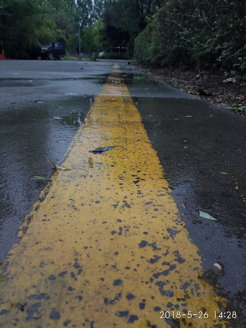 雨后的黄标线